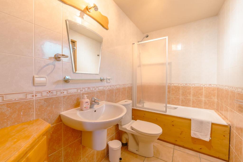 chalet Amitie familial de luxe avec JACUZZI a 150 m des pistes de ski de la Turche Parking prive WIFI fibre cheminee avec bois chalet pied des pistes 17