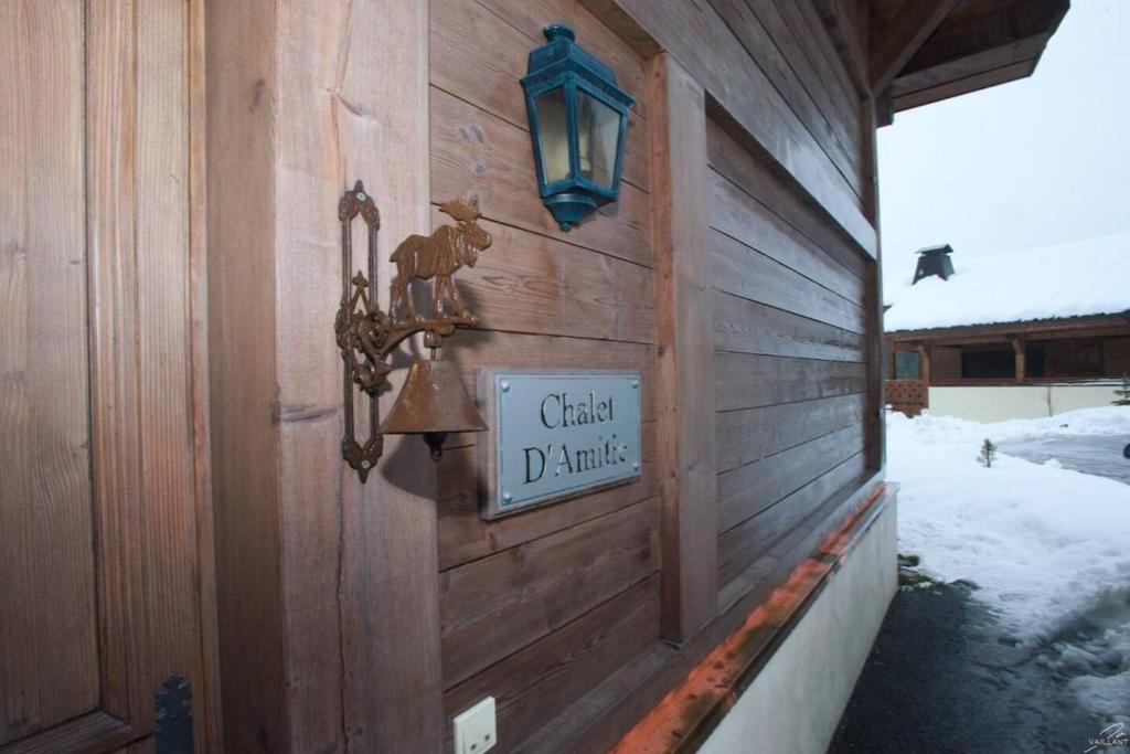 chalet Amitie familial de luxe avec JACUZZI a 150 m des pistes de ski de la Turche Parking prive WIFI fibre cheminee avec bois chalet pied des pistes 18