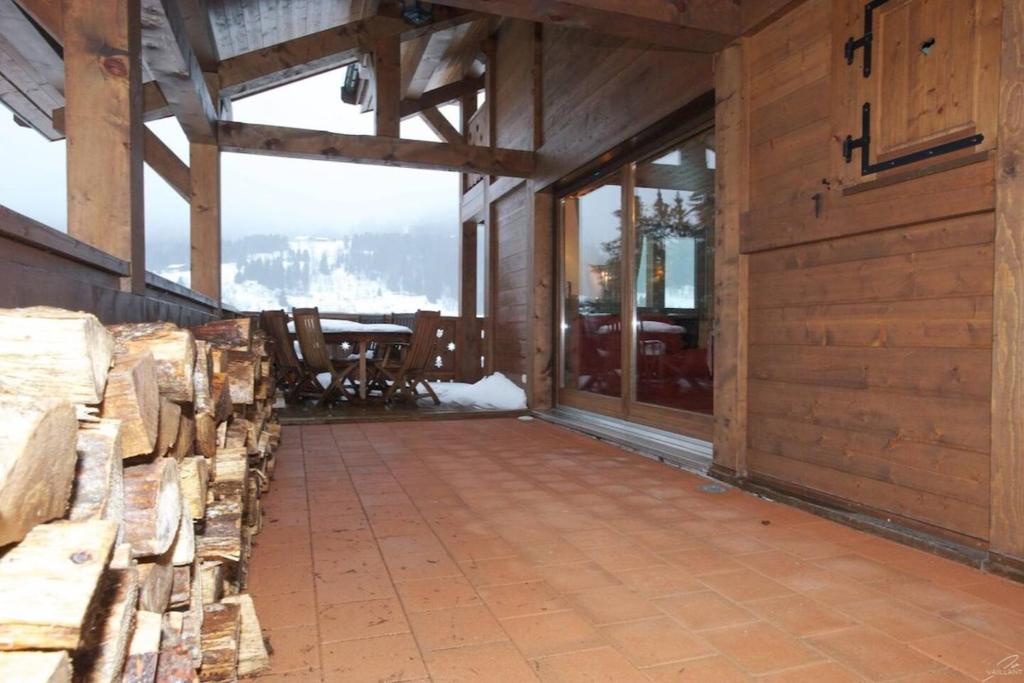 chalet Amitie familial de luxe avec JACUZZI a 150 m des pistes de ski de la Turche Parking prive WIFI fibre cheminee avec bois chalet pied des pistes 19