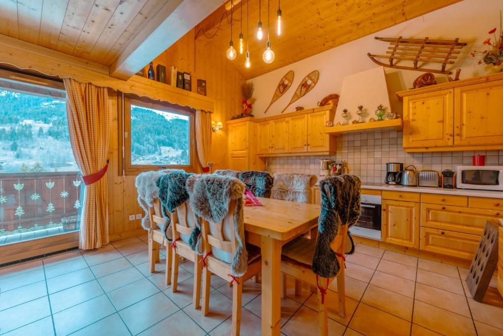 chalet Amitie familial de luxe avec JACUZZI a 150 m des pistes de ski de la Turche Parking prive WIFI fibre cheminee avec bois chalet pied des pistes 7
