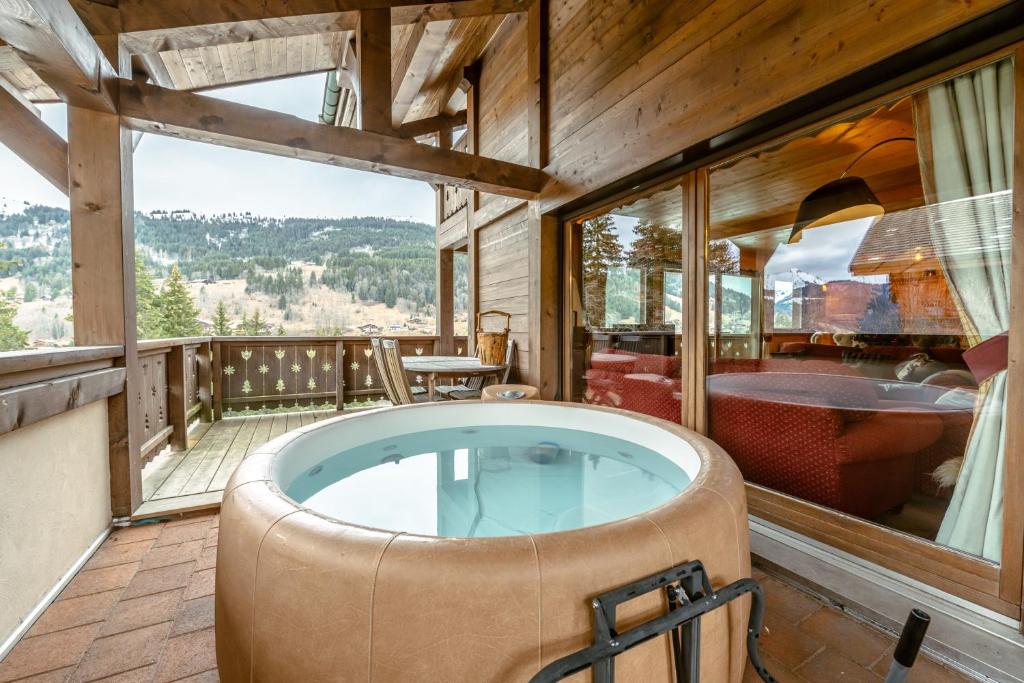 chalet Amitie familial de luxe avec JACUZZI a 150 m des pistes de ski de la Turche Parking prive WIFI fibre cheminee avec bois chalet pied des pistes 8