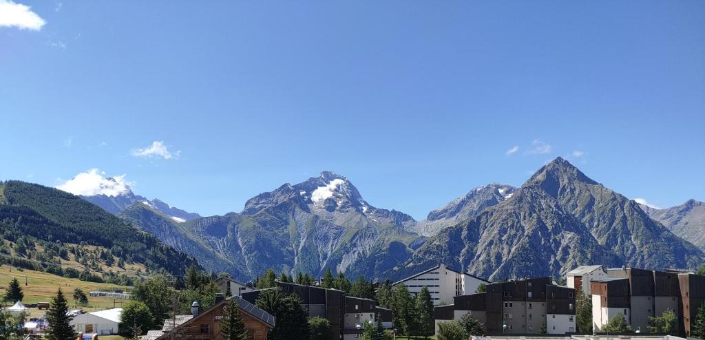 residence Plein Sud a cote Jandri express front de neige vue splendide Label 2 Alpes classe 2 etoiles Tourisme appartement pied des pistes 13
