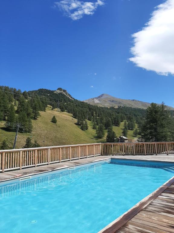 residence avec piscine chalet des rennes appartement pied des pistes 5
